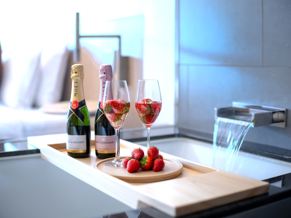 【期間限定】大切な日を祝う、苺とシャンパン付記念日ステイ〜Inclusive Deluxe付〜