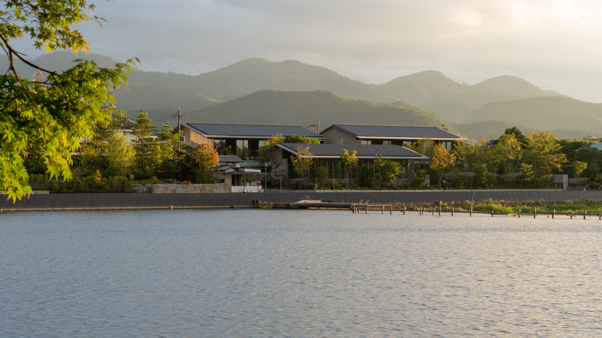 京都・嵐山の象徴、渡月橋と桂川、そして嵐山の雄大な自然を目の前に望む