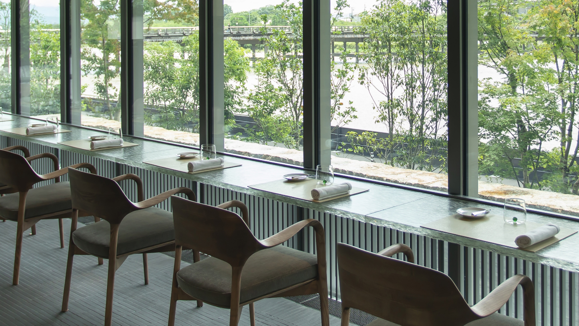 開放的な景色の中で、まるで外にいるかのような一体感を味わいながら、ゆったりと優雅な時間をお過ごしください。