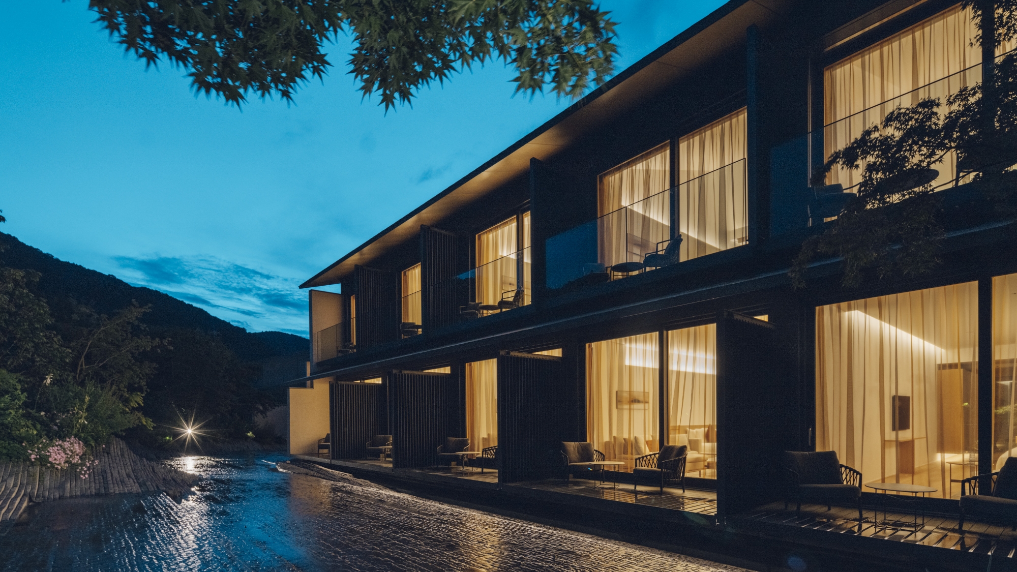 プライベートバルコニーでは、季節の風を感じながら、特別な夜のひとときをお愉しみいただけます。