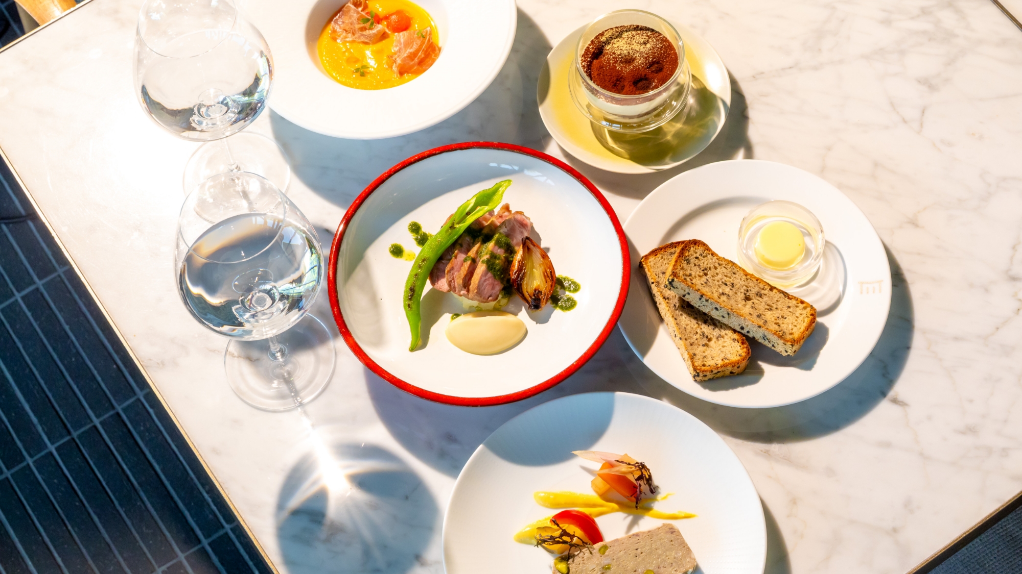 「Riverside Caf&eacute; Muni」では、季節の恵みを贅沢に取り入れたランチコースをご用意しております。