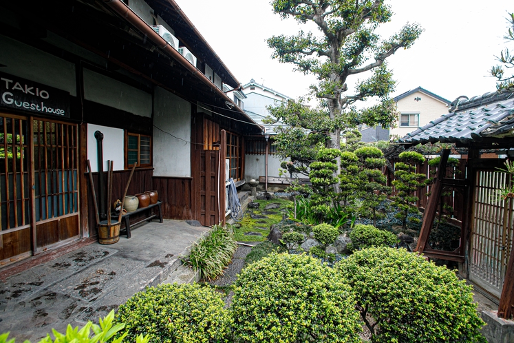 玄関と日本庭園