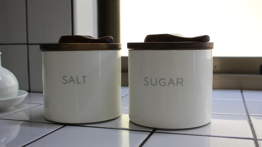 【キッチン】お塩と砂糖以外にも、油とお醤油もございます。
