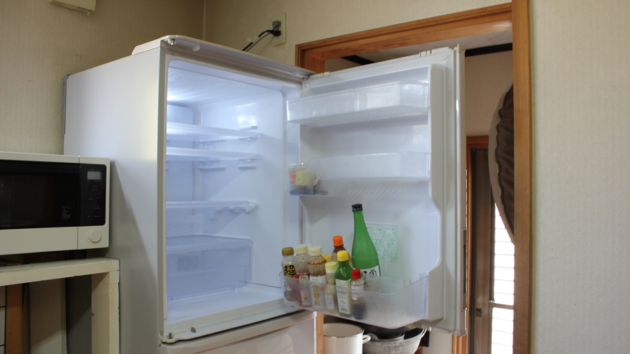 【キッチン】冷蔵庫。要冷蔵の食材を入れてもOK！共用のため、持ち主が分かる状態でご利用ください。