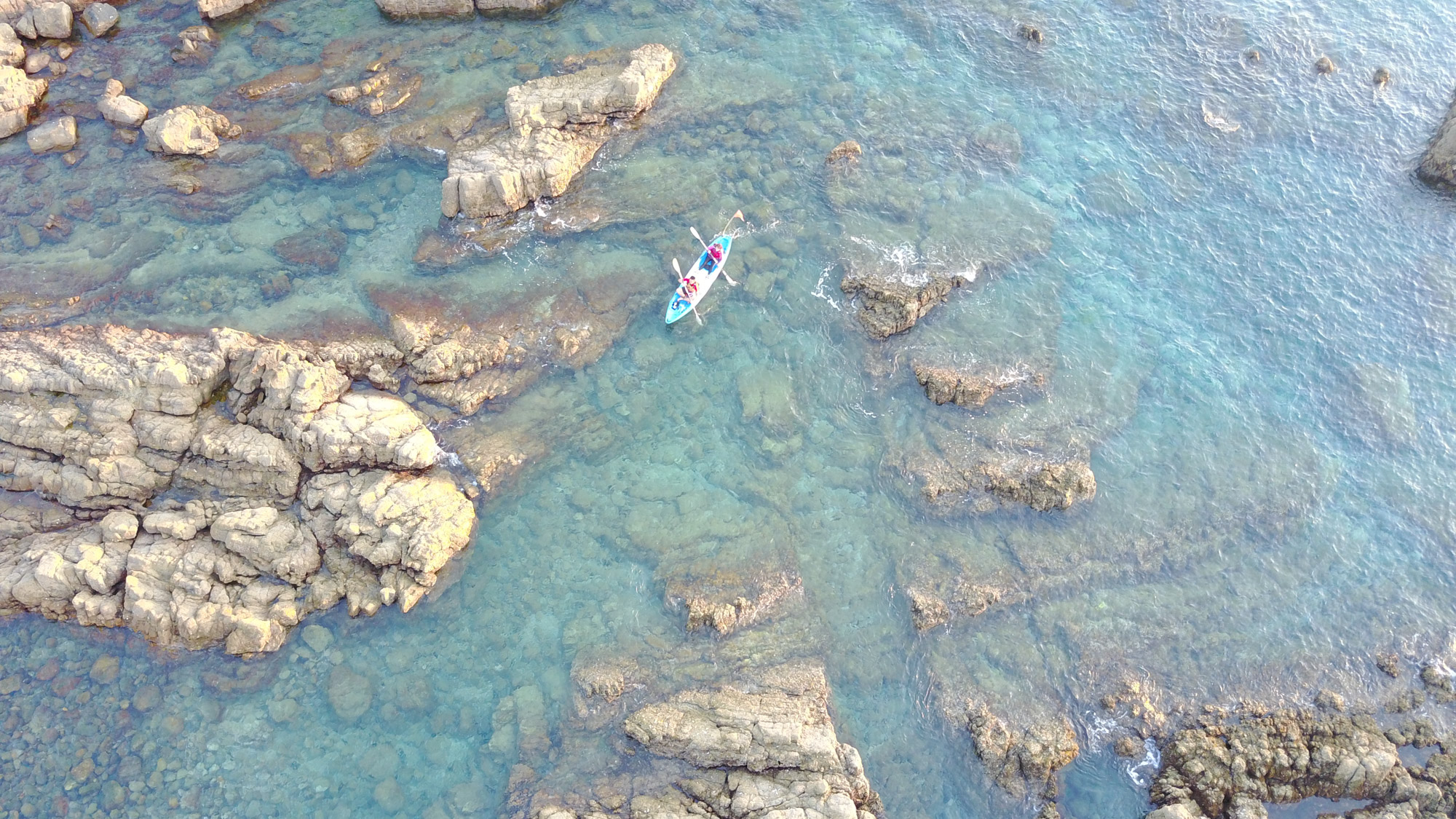 【カヤックツアー】泳がなくても海の良さを堪能できるのがカヤックの魅力。天草のすばらしさをぜひ間近で