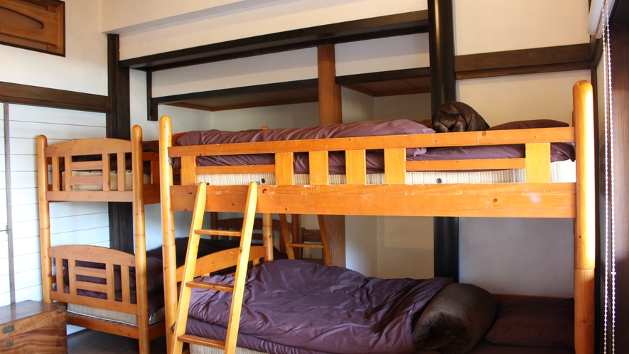 【男女混合ドミトリー】8畳のお部屋に2段ベッドが3台設置されています。マナーを守ってお過ごし下さい