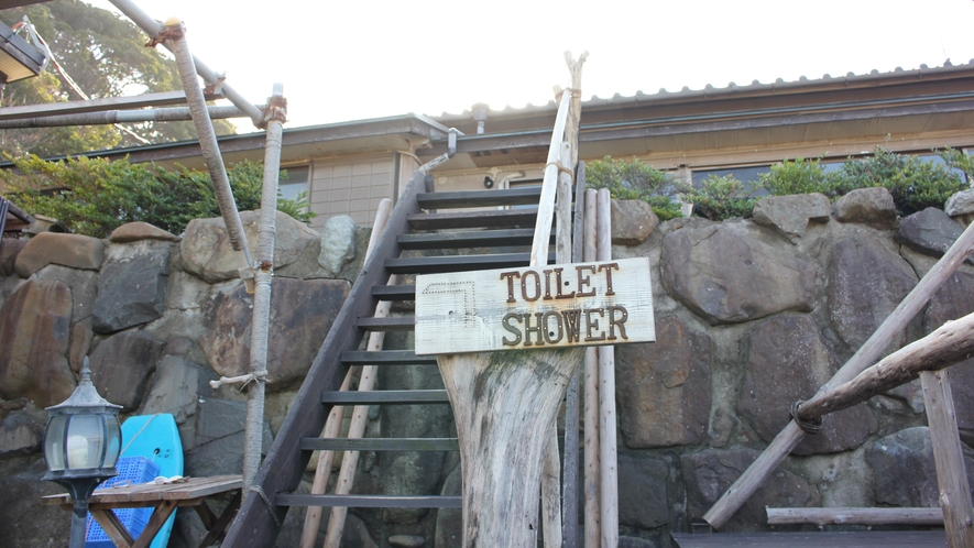 【シャワールーム(屋外)】海で遊ばれた方用のシャワールーム・トイレご利用の方はこちらから。