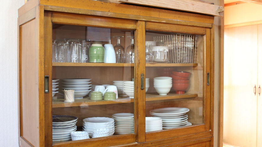 【キッチン】食器棚。自由にご利用OK！一通りの食器を揃えています！