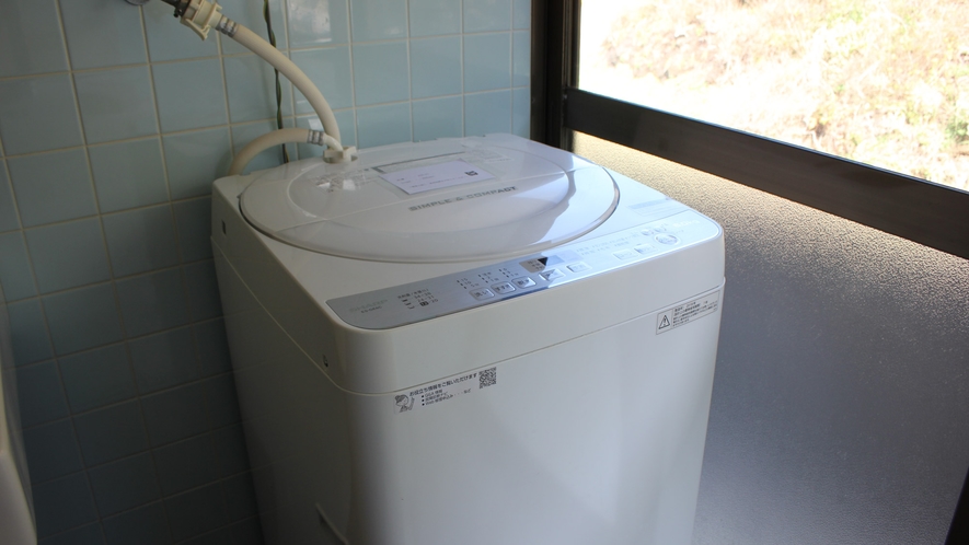 【洗面所】連泊や外で汚しても安心！共用の洗濯機もございます。※1回200円(チェックアウト時精算)