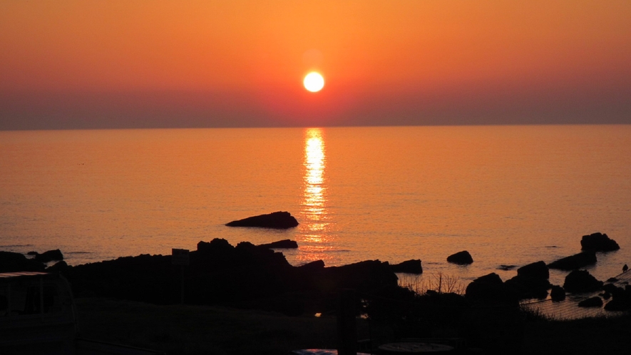 【周辺】施設前から見た夕日。天草灘に沈む美しい姿は日ごとに違う表情を見せます。