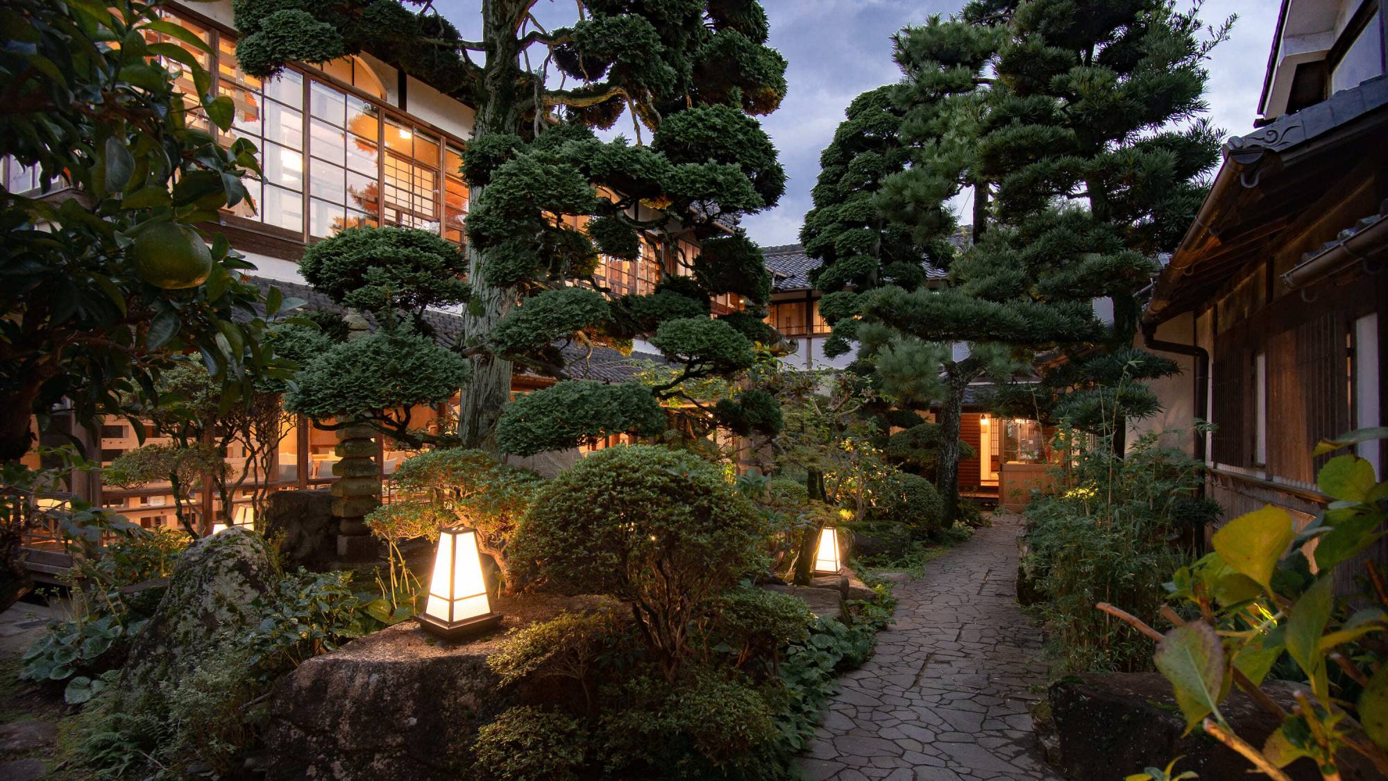 夜の穏やかな静けさと歴史ある建物の重厚感が醸し出す温もりがリラックスした時間を演出します