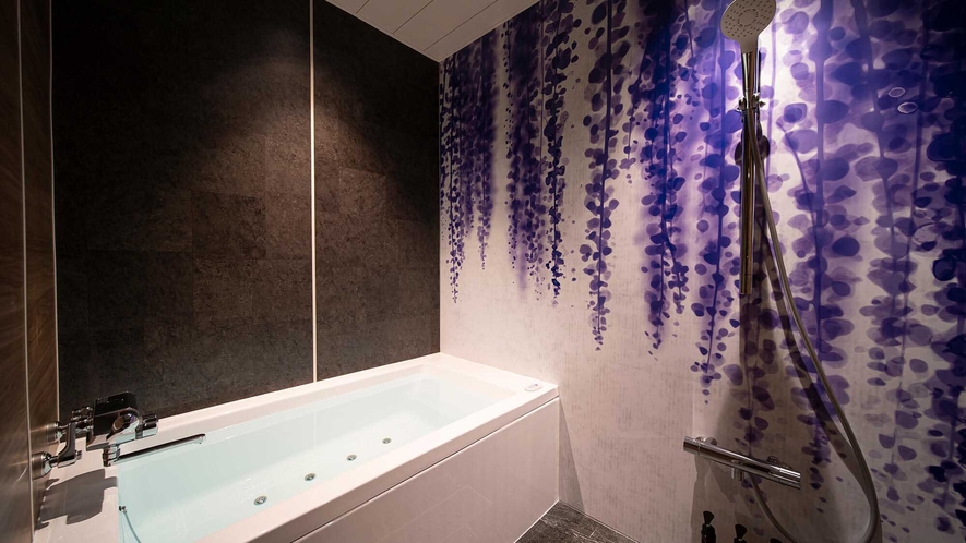 ・【Royal Room（禁煙）一例】バスルームの壁にも藤の花が描かれています