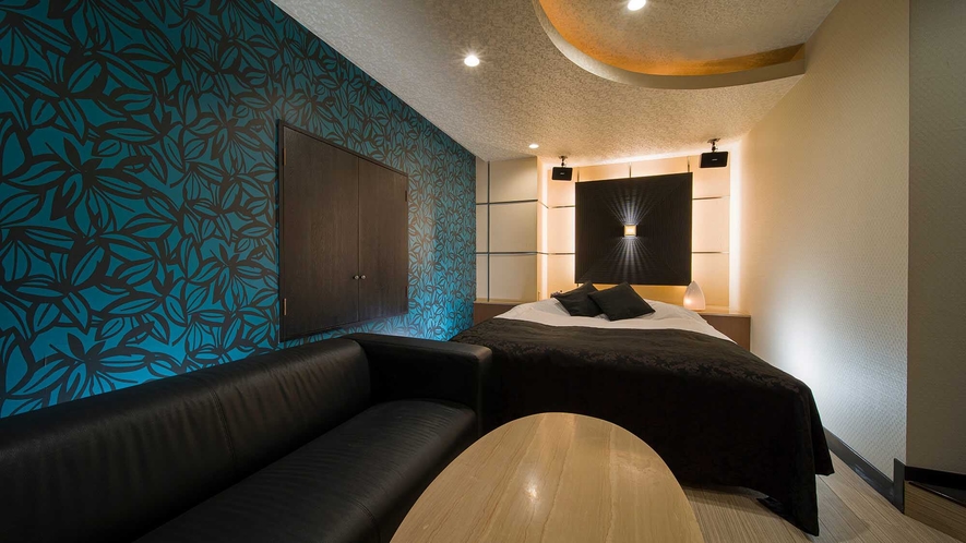 ・【Luxury Room（禁煙）一例】ブルーの壁が印象的な内装