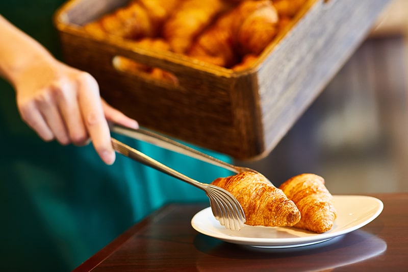 【サーフサイド・カフェ】朝食ビュッフェ：焼き立てパンの提供　2回：7：30、8：30