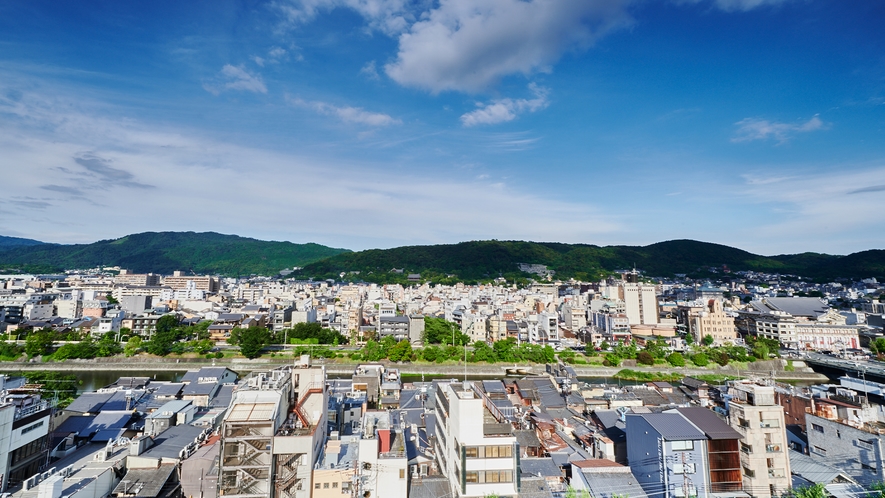 ロビーから東山のパノラマビューが望めます。