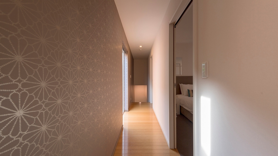 ・【廊下】和モダンな菊の模様の壁紙。上品で落ち着いた雰囲気が穏やかな気持ちにさせてくれます