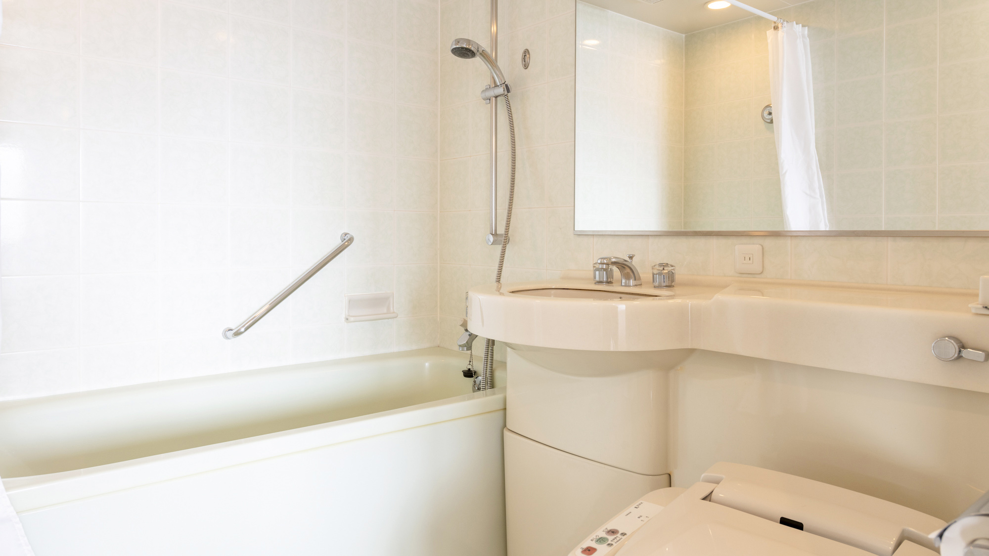 ・【バスルーム】清潔感あふれるユニットバス、トイレもご利用いただけます