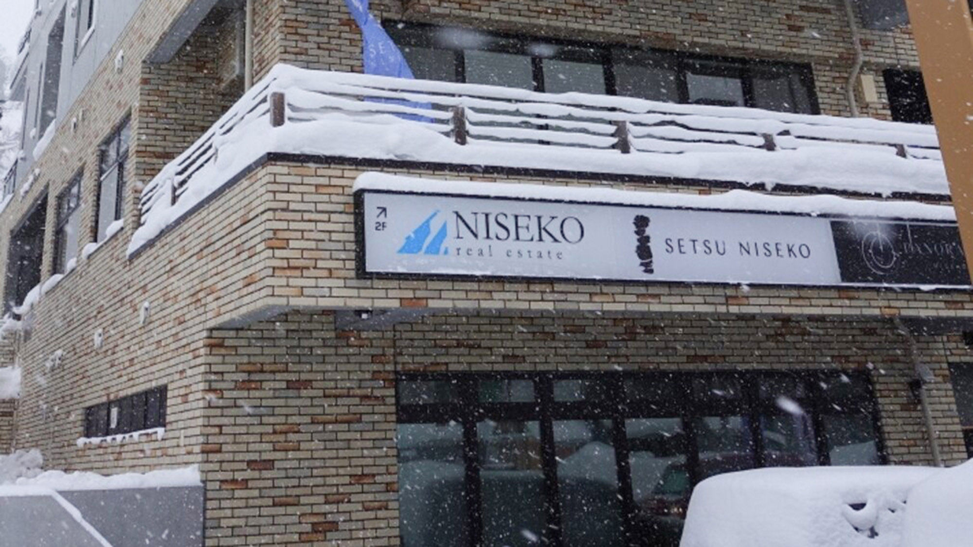 ・【外観】ヒラフエリア中心に位置し、合計 9 棟のアパートメントを備えております