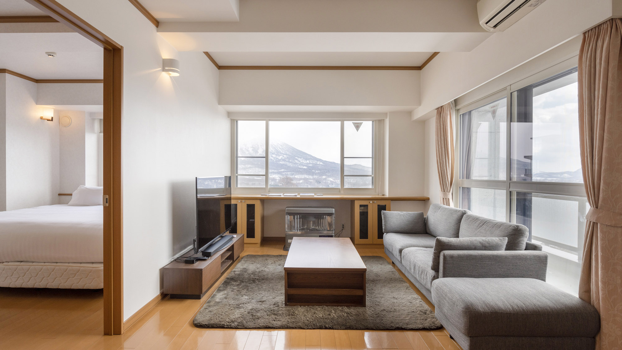 ・【2ベッドルーム／リビング】リビングと寝室との空間を仕切ることのできる扉付き！