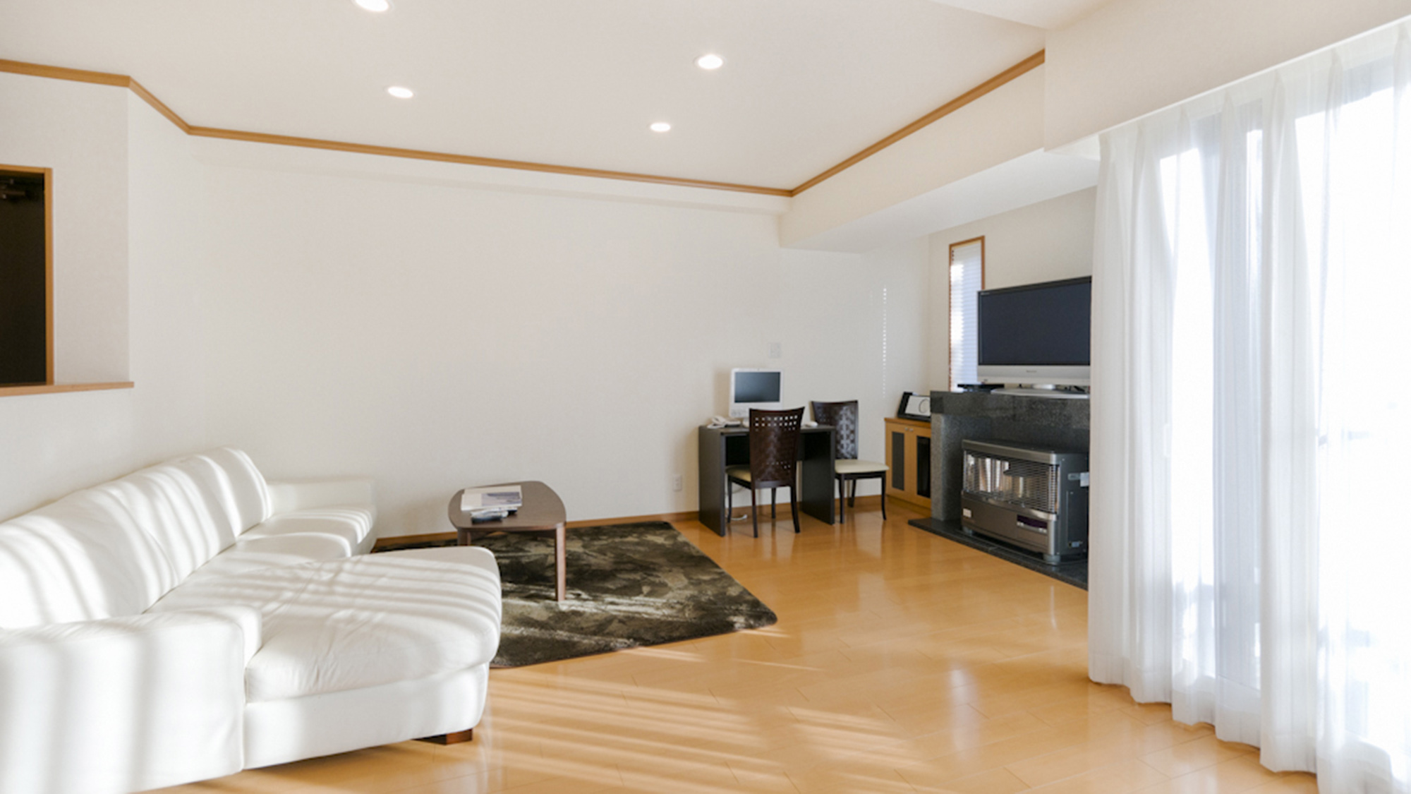 ・【2ベッドルーム・バンクベッド／リビング】広いソファでくつろぎながらテレビ鑑賞はいかがでしょうか