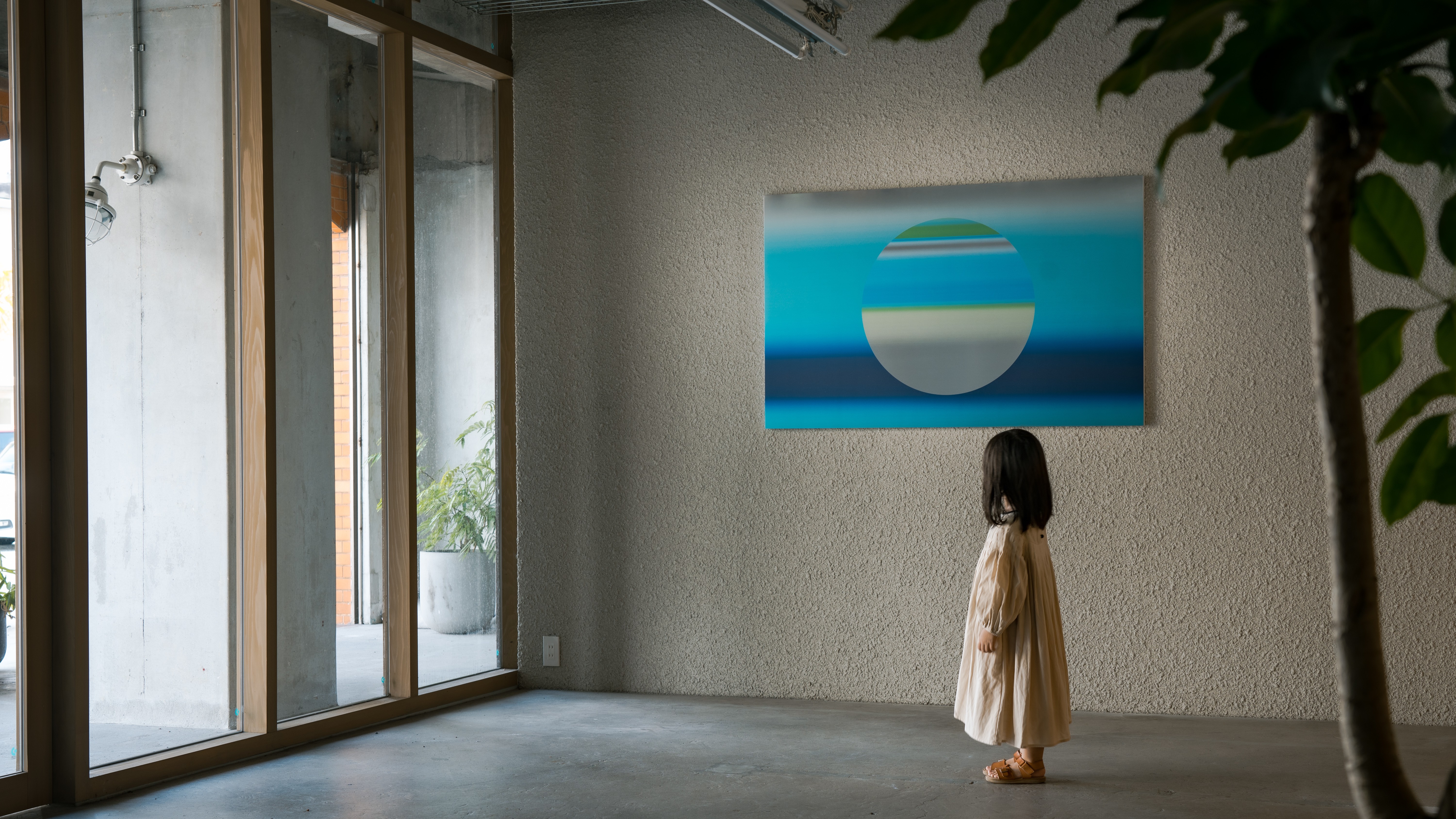 【エントランス】アートが日常と旅を結び、訪れる人をやさしく迎えます