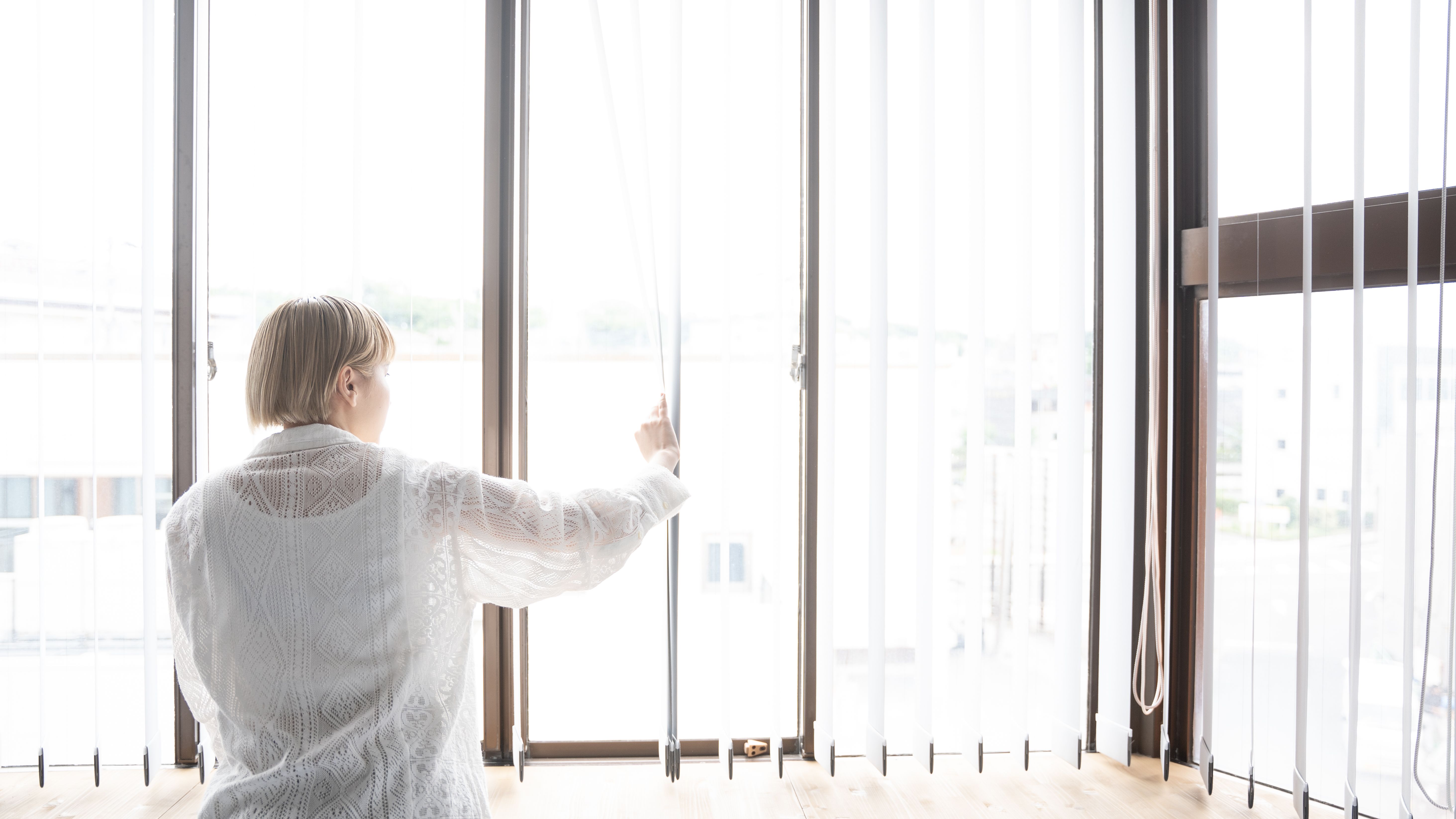 【客室】大きな窓が印象的な開放感あふれる一室