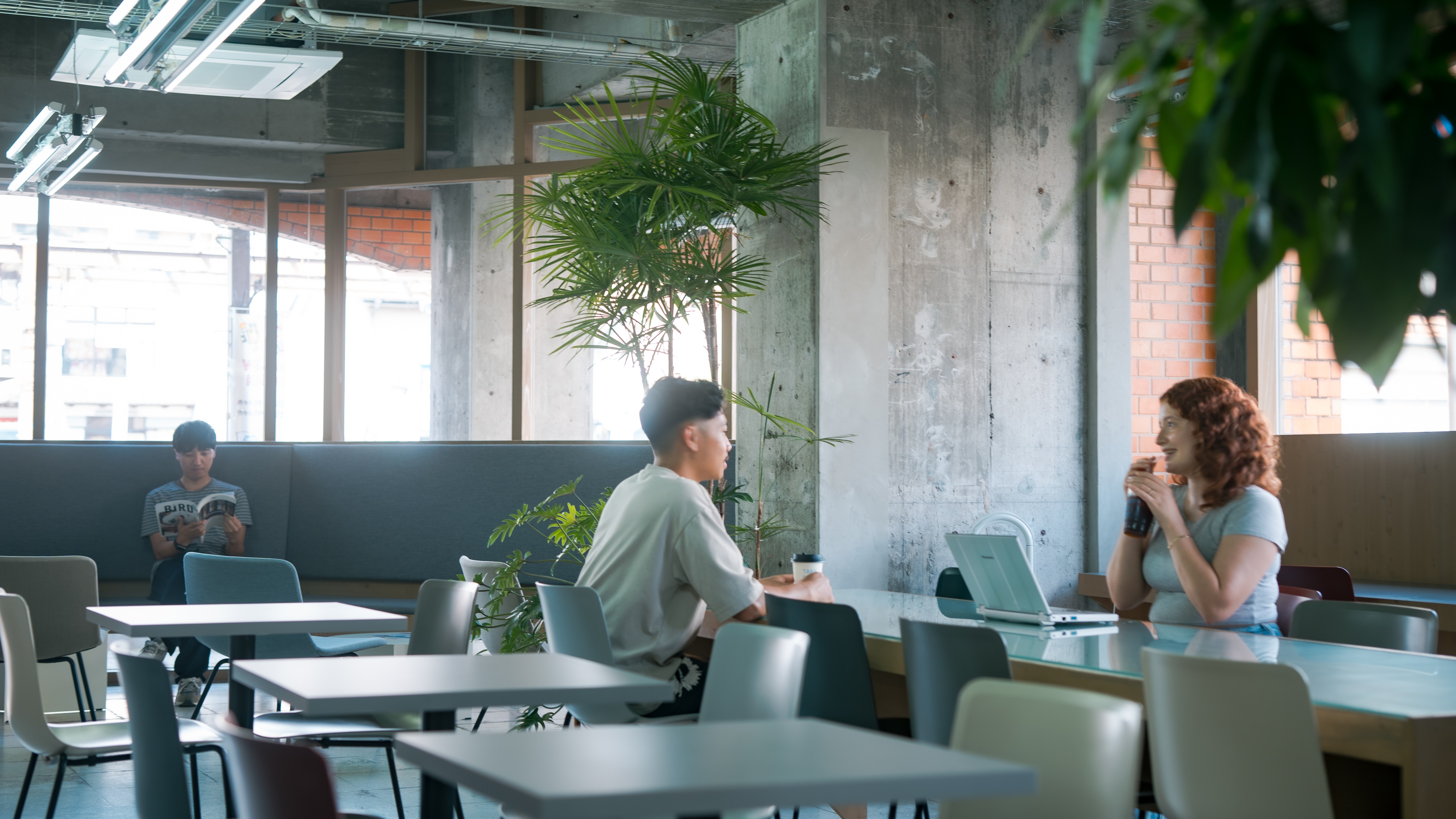 【ロビー/コワーキングスペース】打合せや作業にも使える開放的な空間