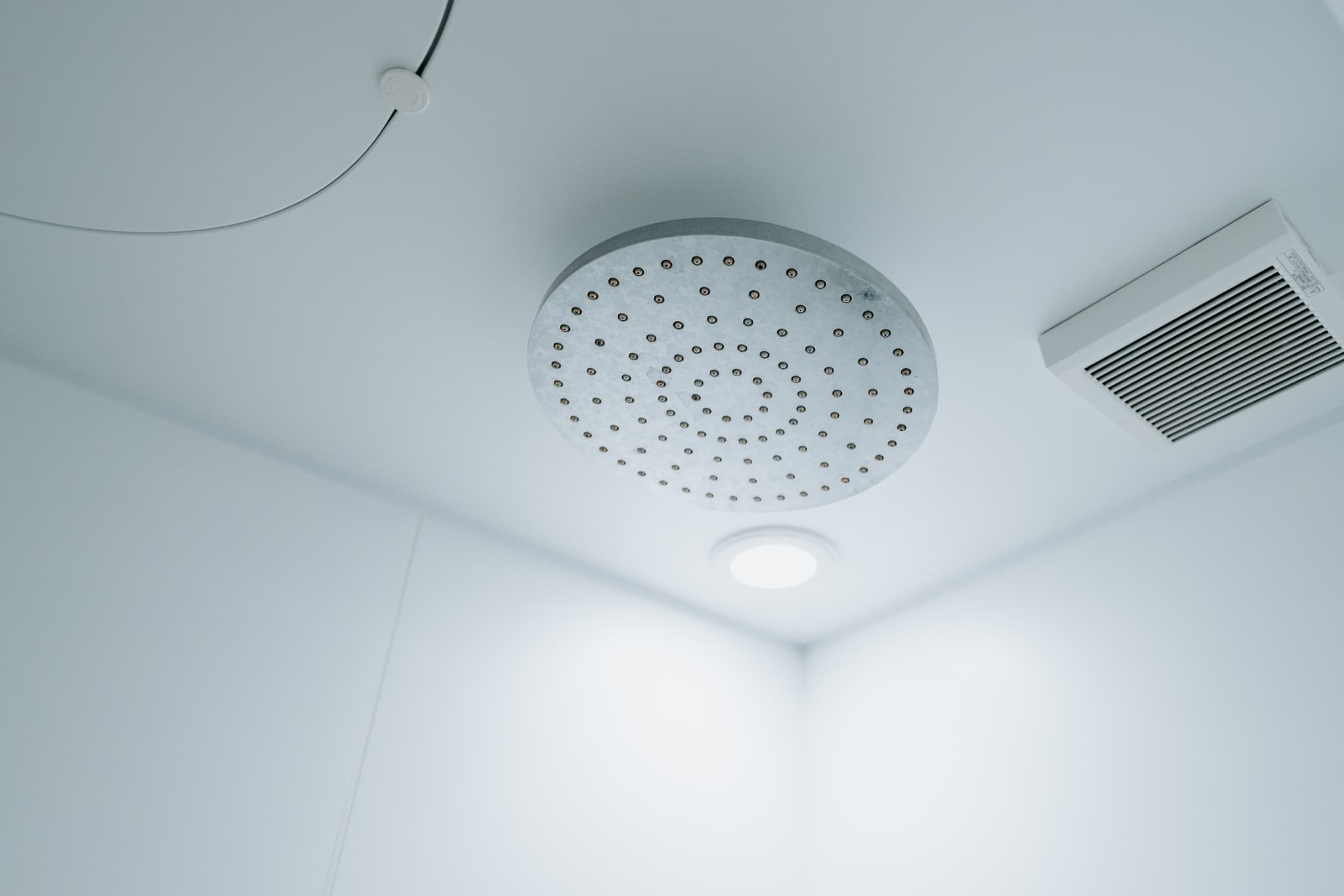 シャワーブース：レインシャワー