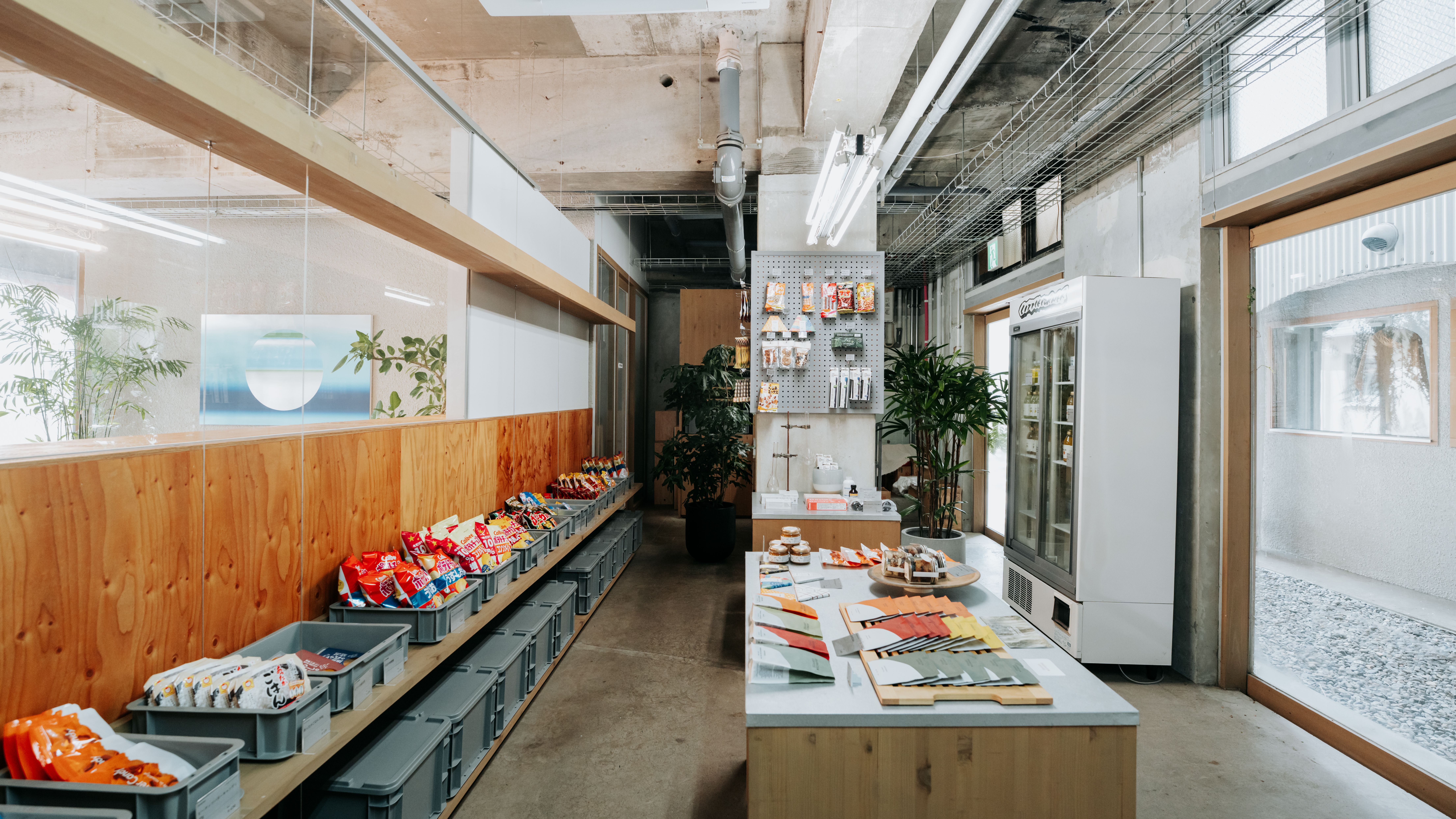 【24時間営業LittleCorner/1F】自社生産チーズや地元菓子、お土産選びも楽しめます。