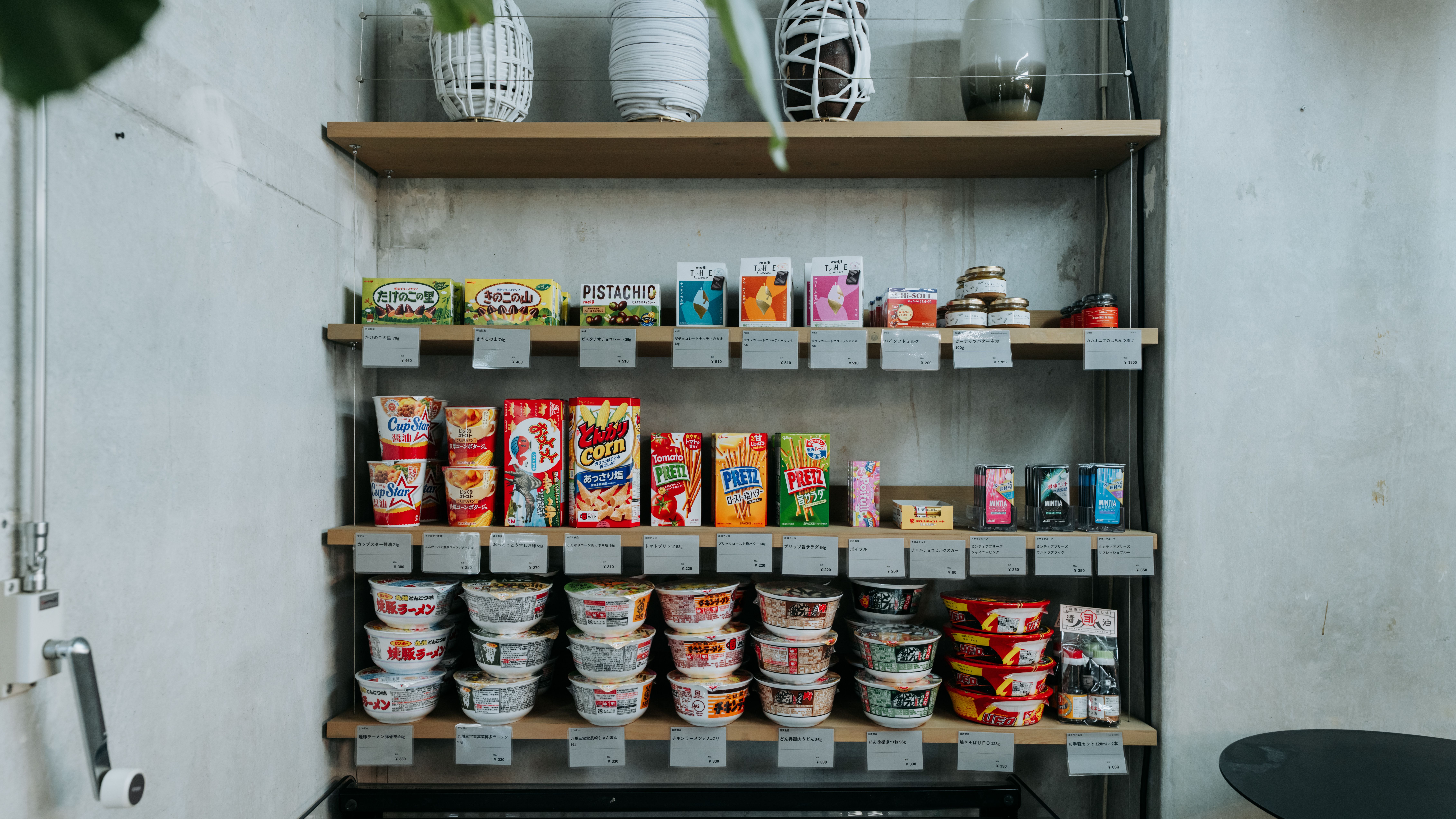 【24時間営業LittleCorner/1F】自社生産チーズやお菓子、カップ麺、お土産など。