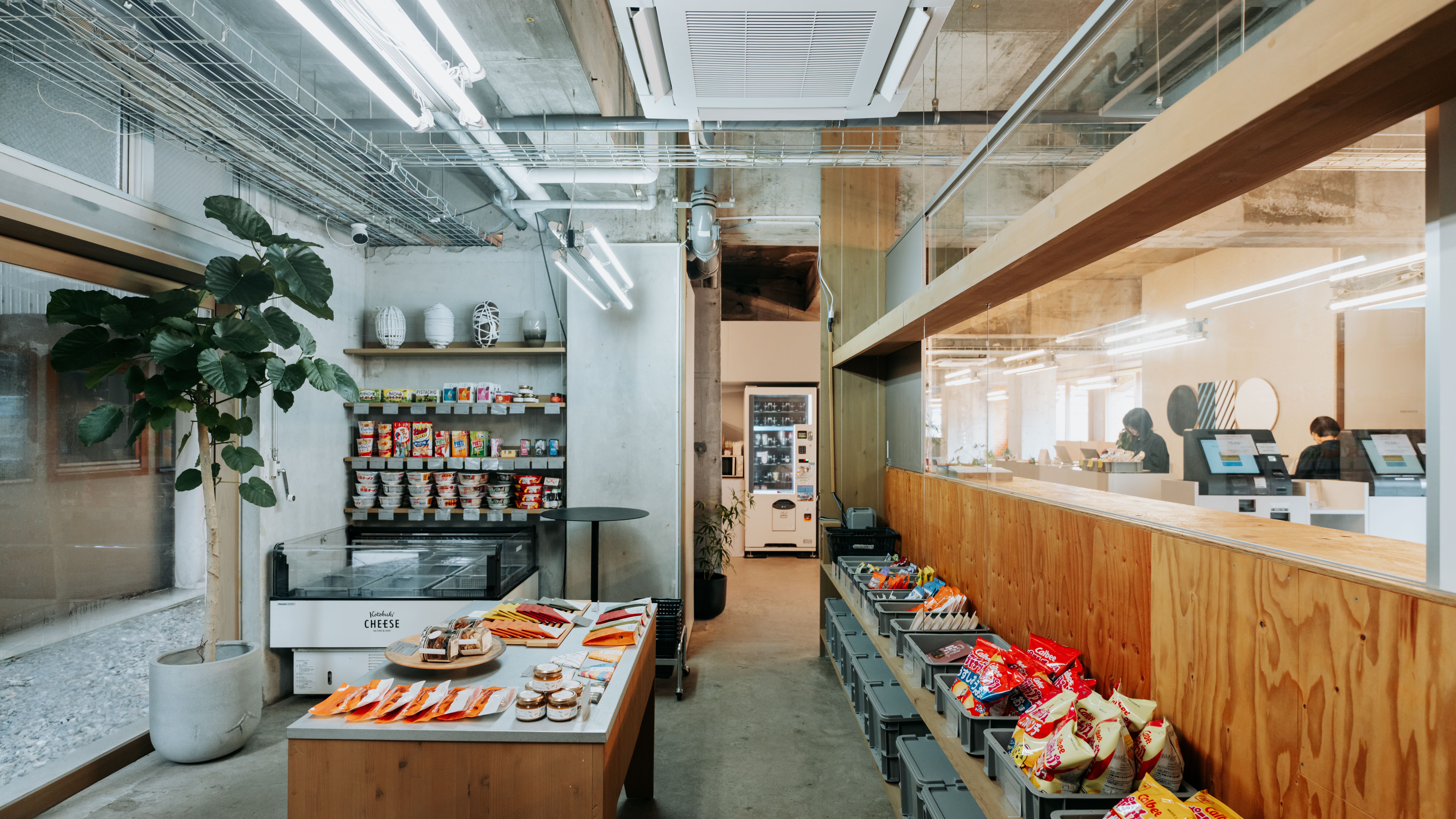 【24時間営業LittleCorner/1F】お土産など旅の思い出探しに。