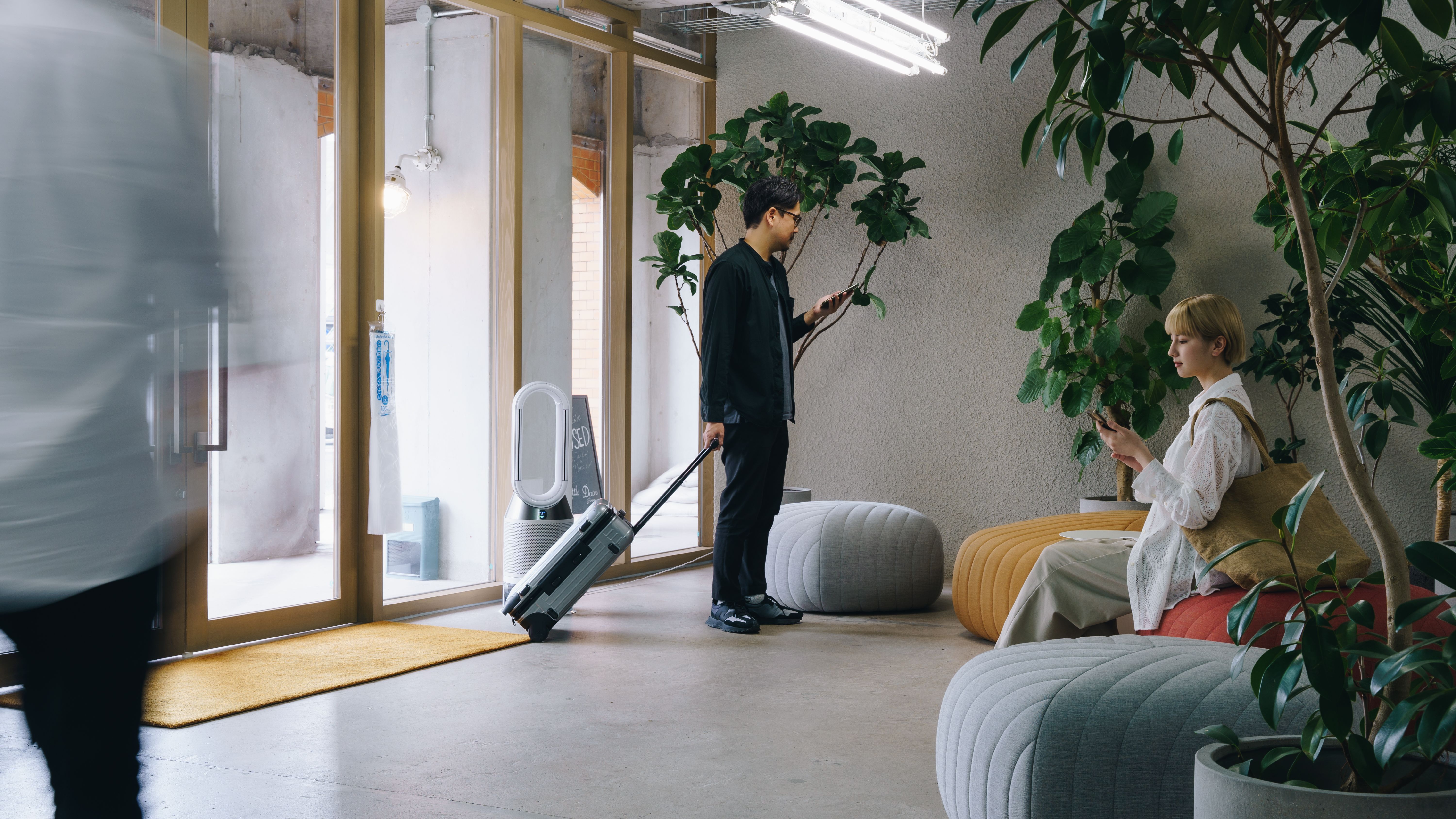 【エントランス】YOSHIROTTENの作品が迎える洗練された空間