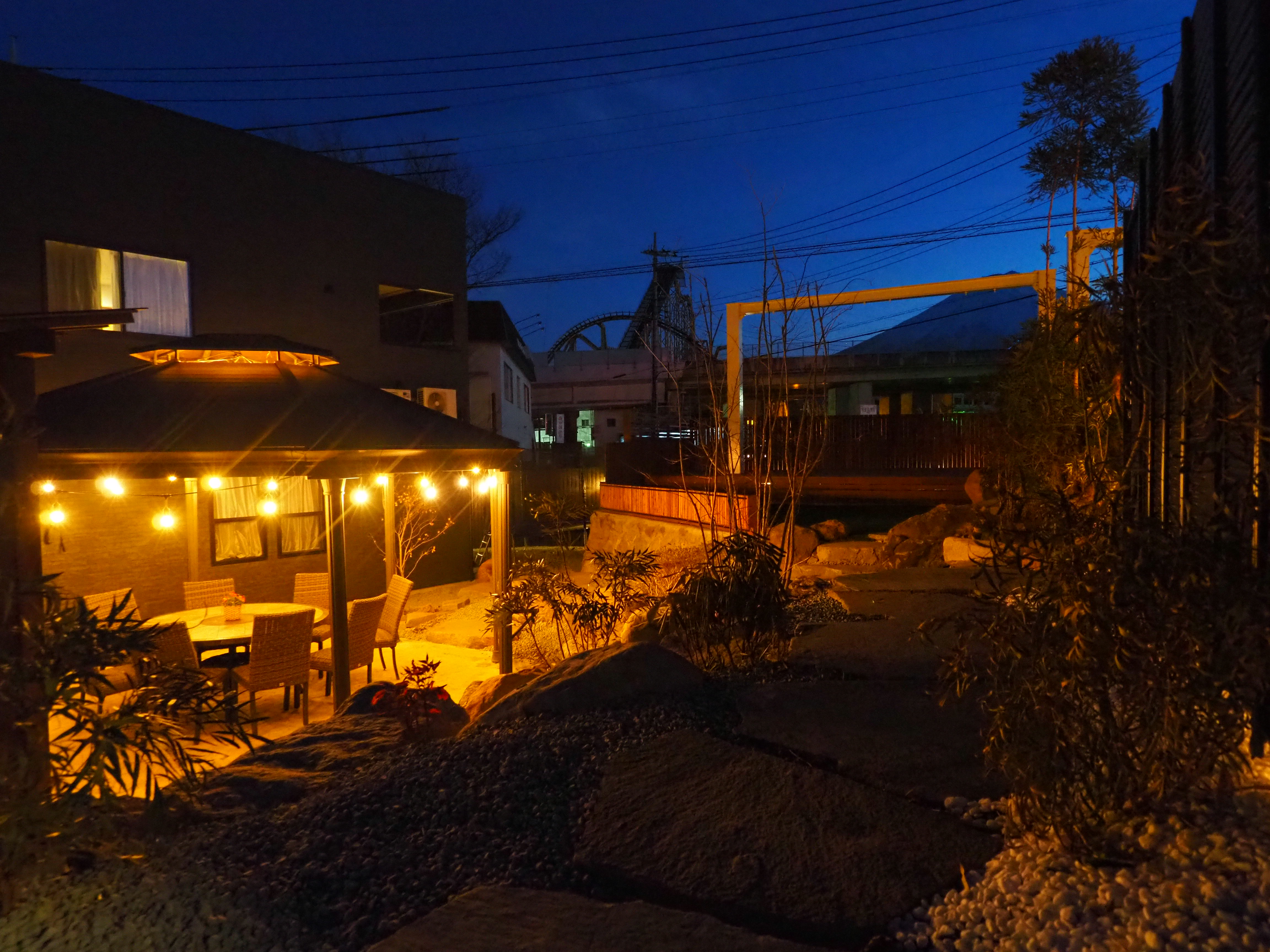 夜間のBBQエリアの様子