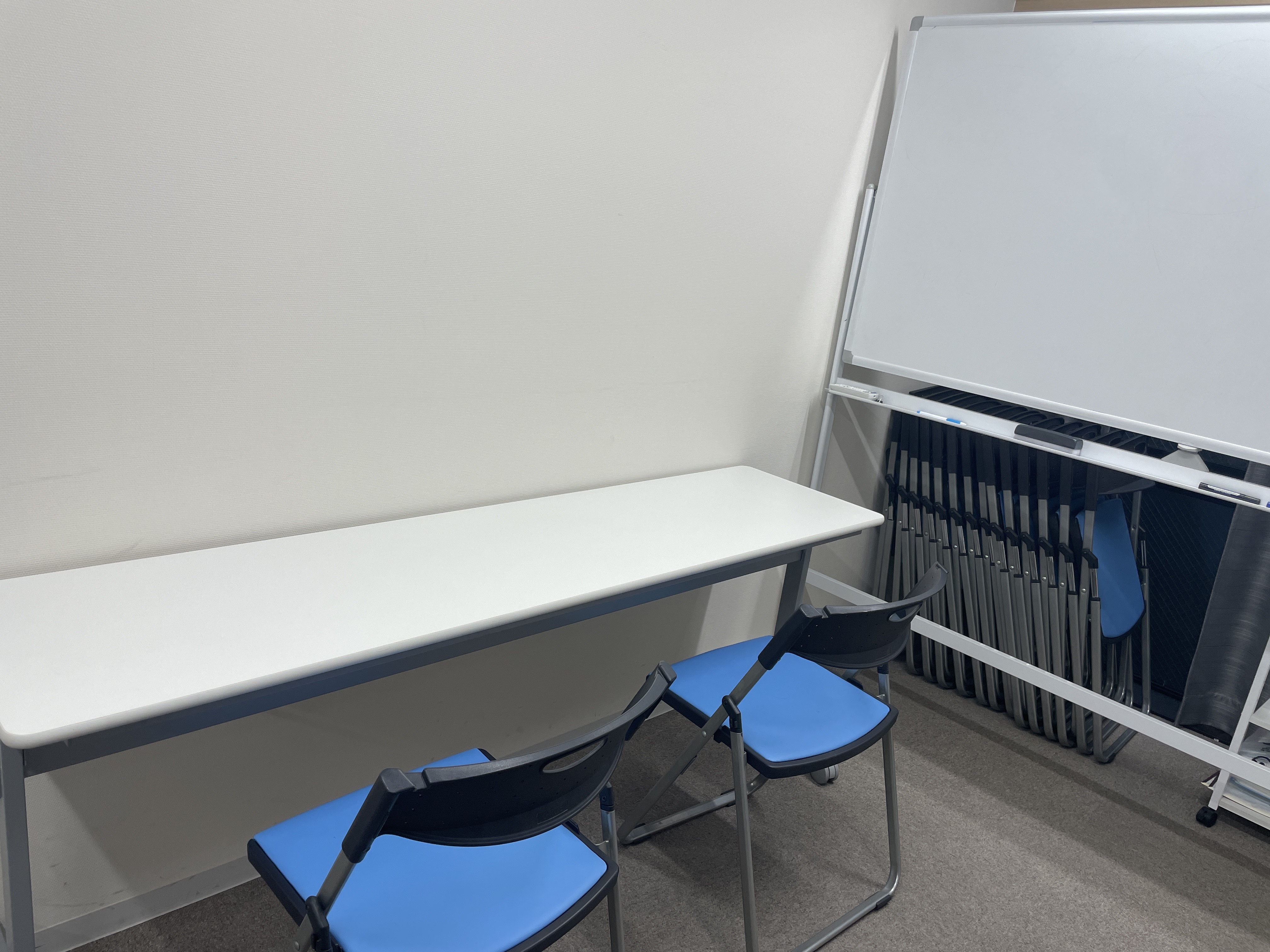 自習室（最大8名まで入室可能）を利用可能（利用可能時間 19:00〜23:00）