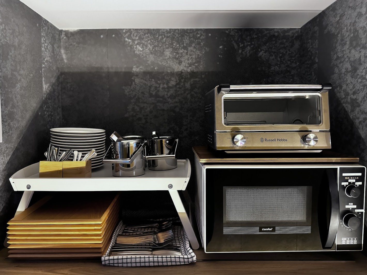 電子レンジ・トースター・皿・カトラリー