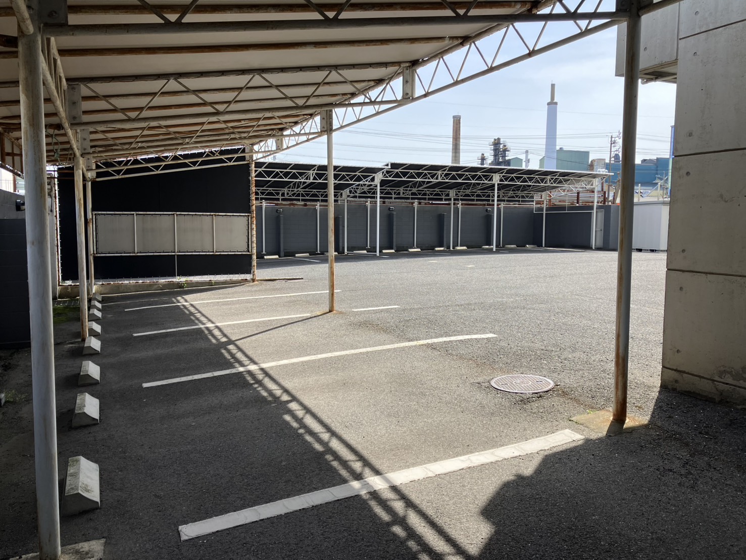 無料駐車場です。滞在中の出し入れは自由に行えます。屋根付きの為、雨が降っても安心です（一部屋根なし）