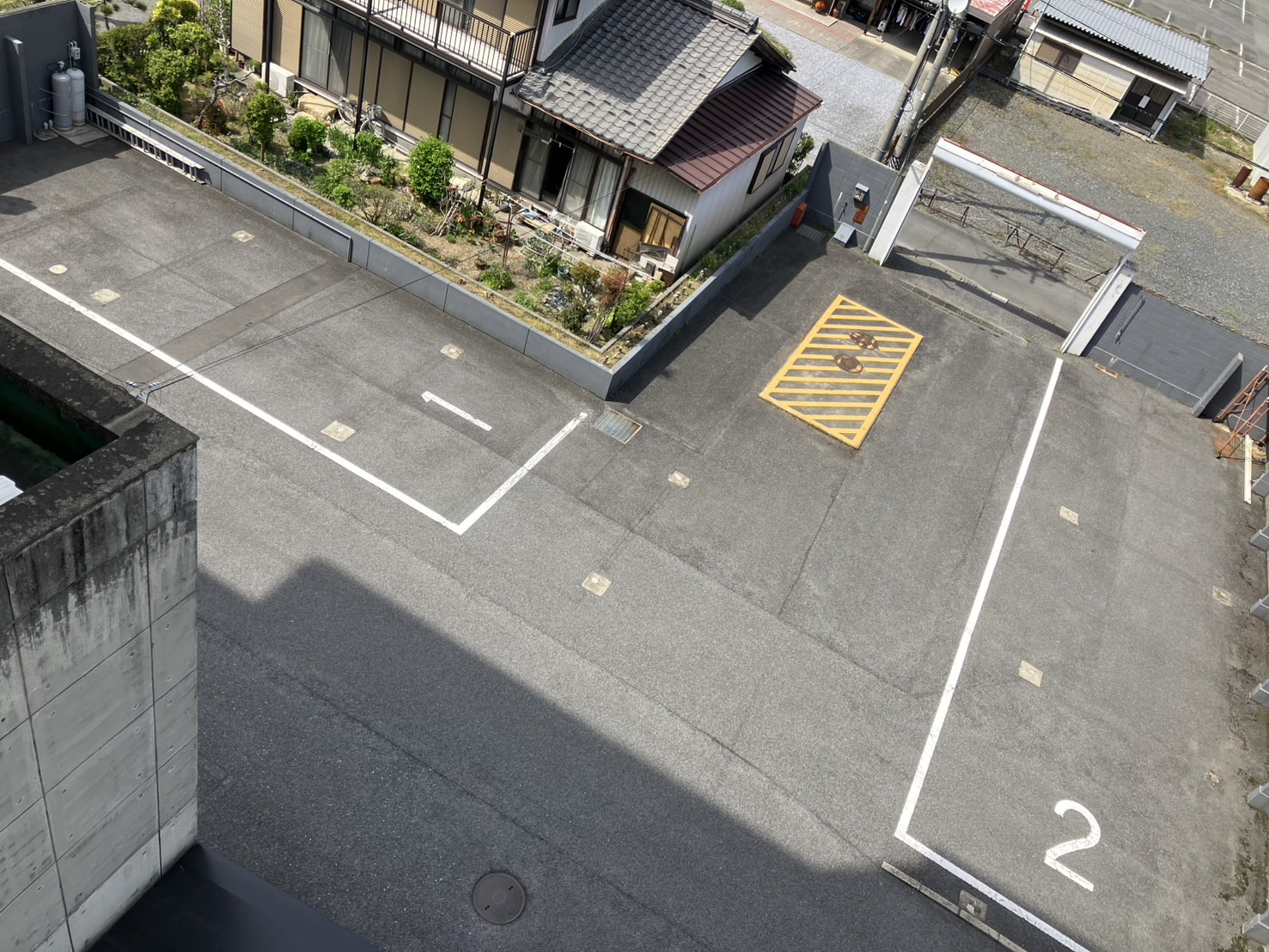 有料駐車場です。数に限りがある為、予約制とさせていただいております。