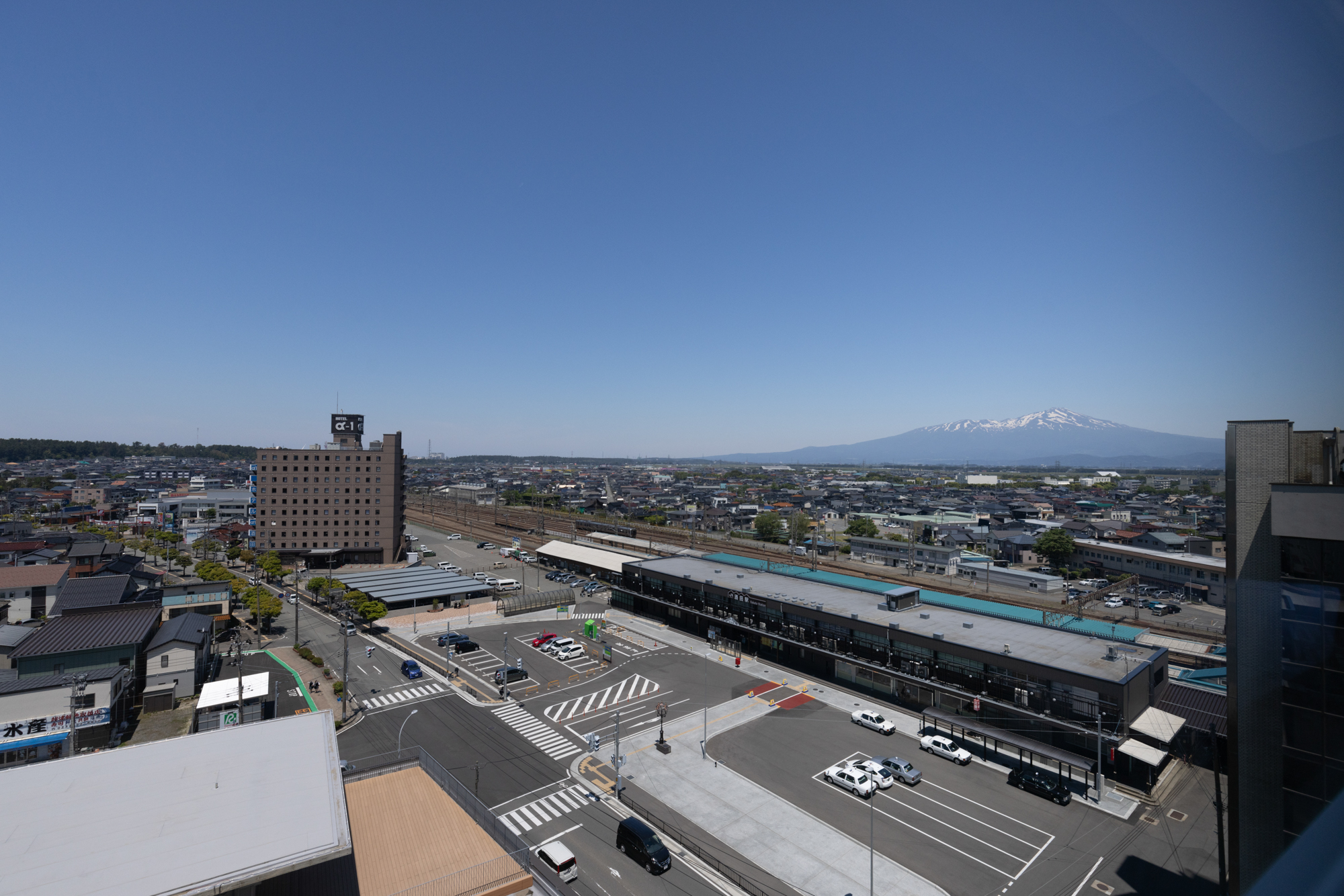 客室からの眺望　酒田駅と鳥海山