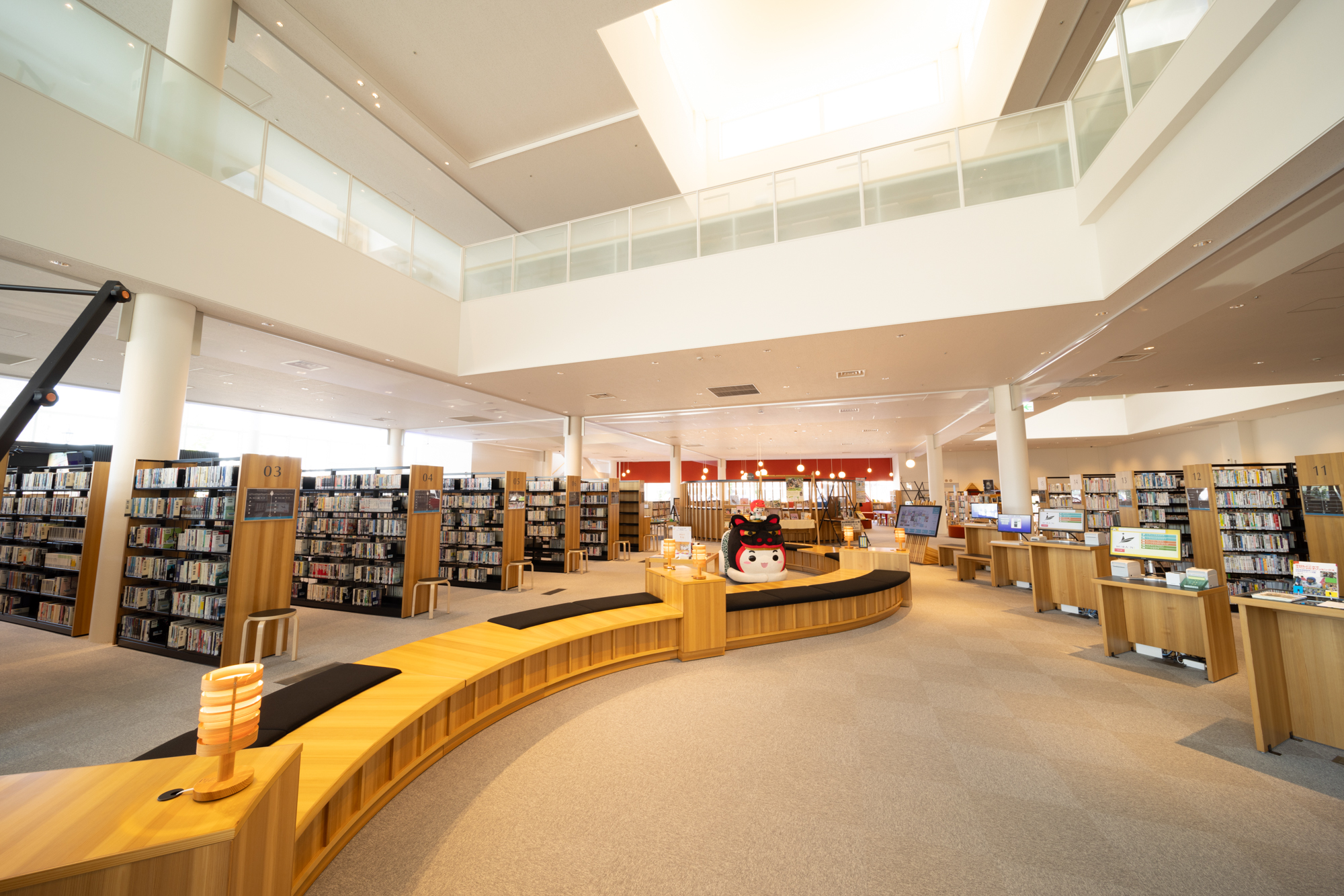 【蔵書お部屋で読めます】　ホテル棟１階　酒田市立図書館