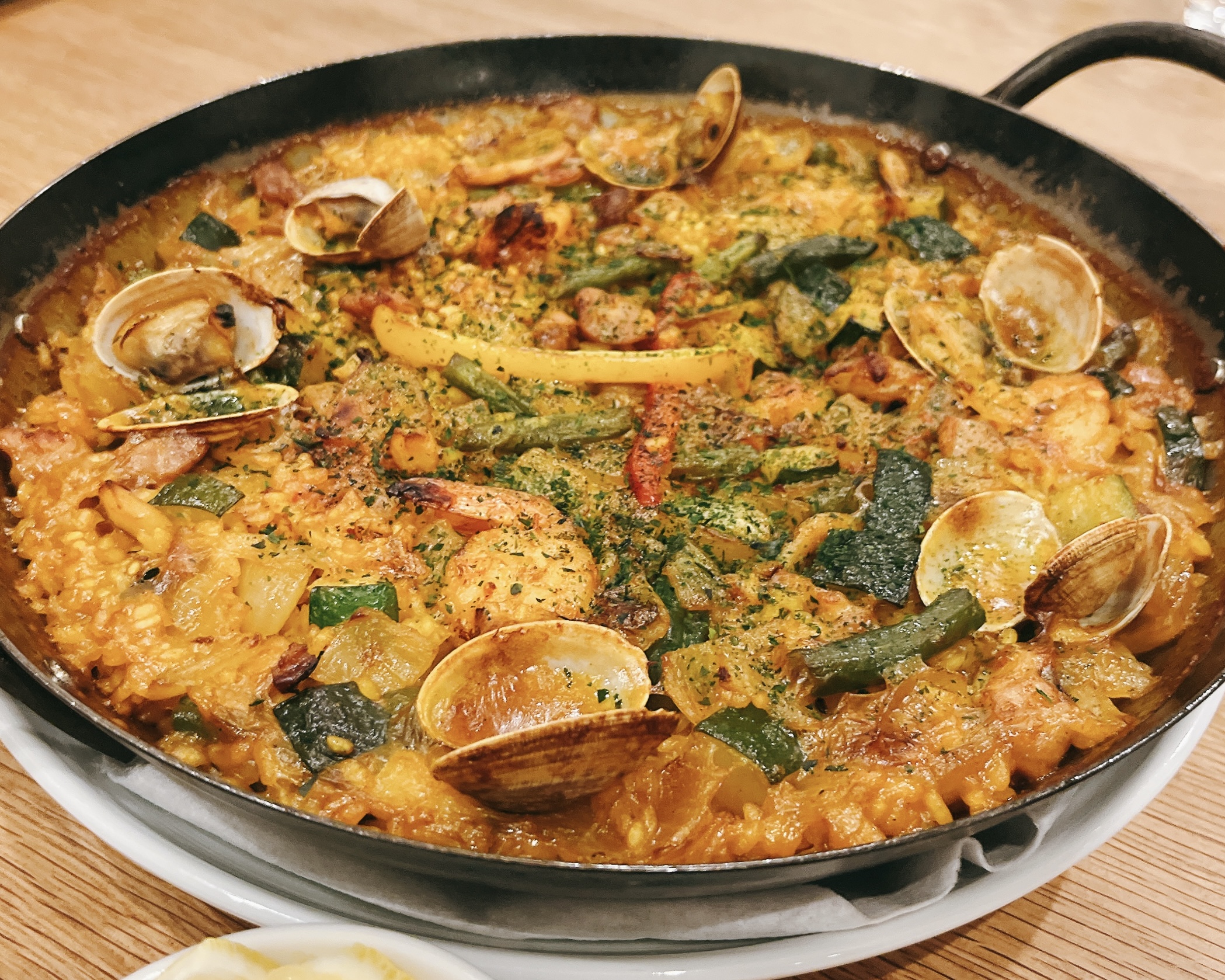 夕食（パエリアコース）のパエリア