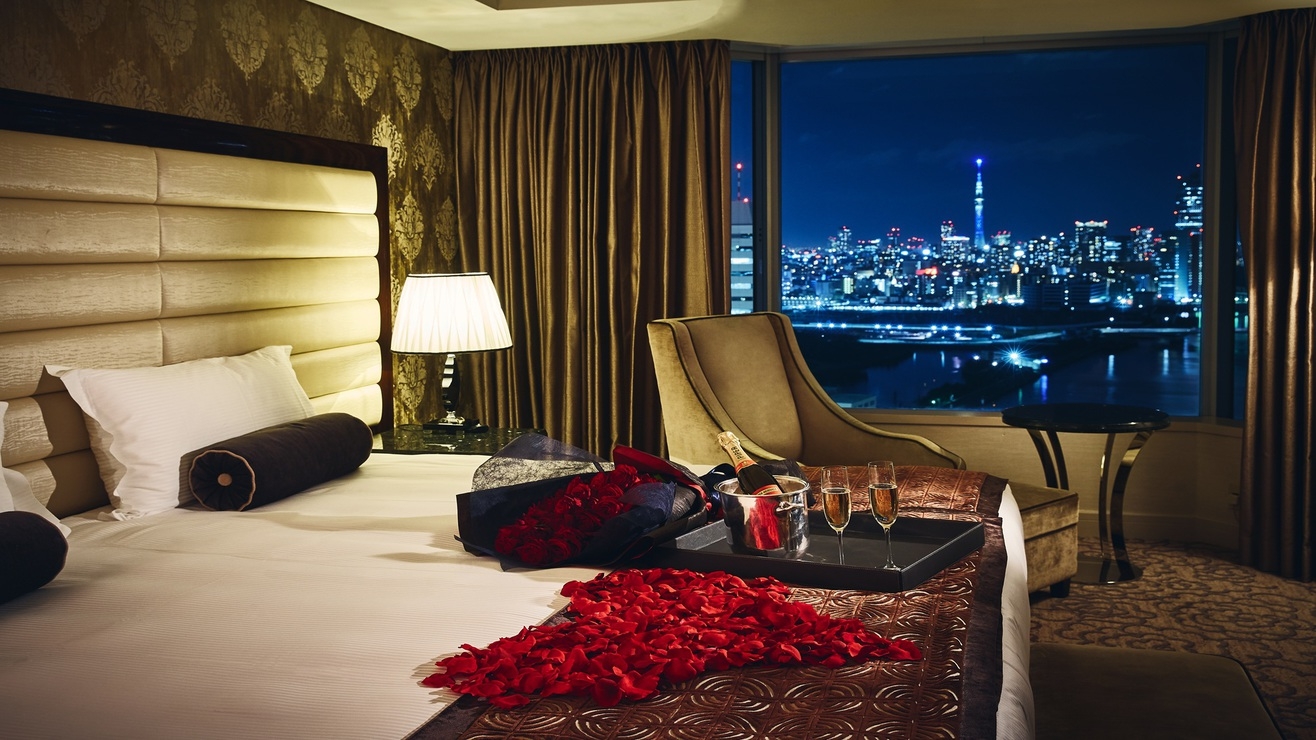 【プロポーズ】サプライズプロポーズ〜バラの花びらでロマンチックに客室を演出／フレンチレストラン夕食付