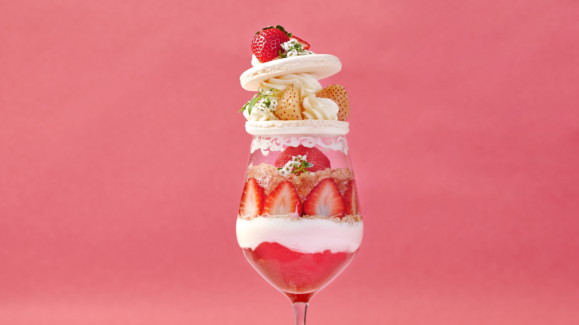 白いちごのマカロンパフェ