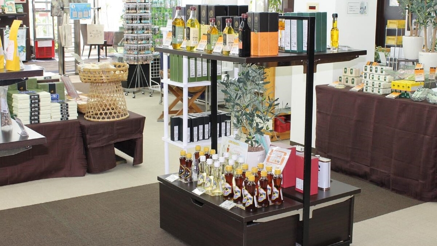 1階売店ではオリーブオイルや醤油など小豆島の名産を販売しています。