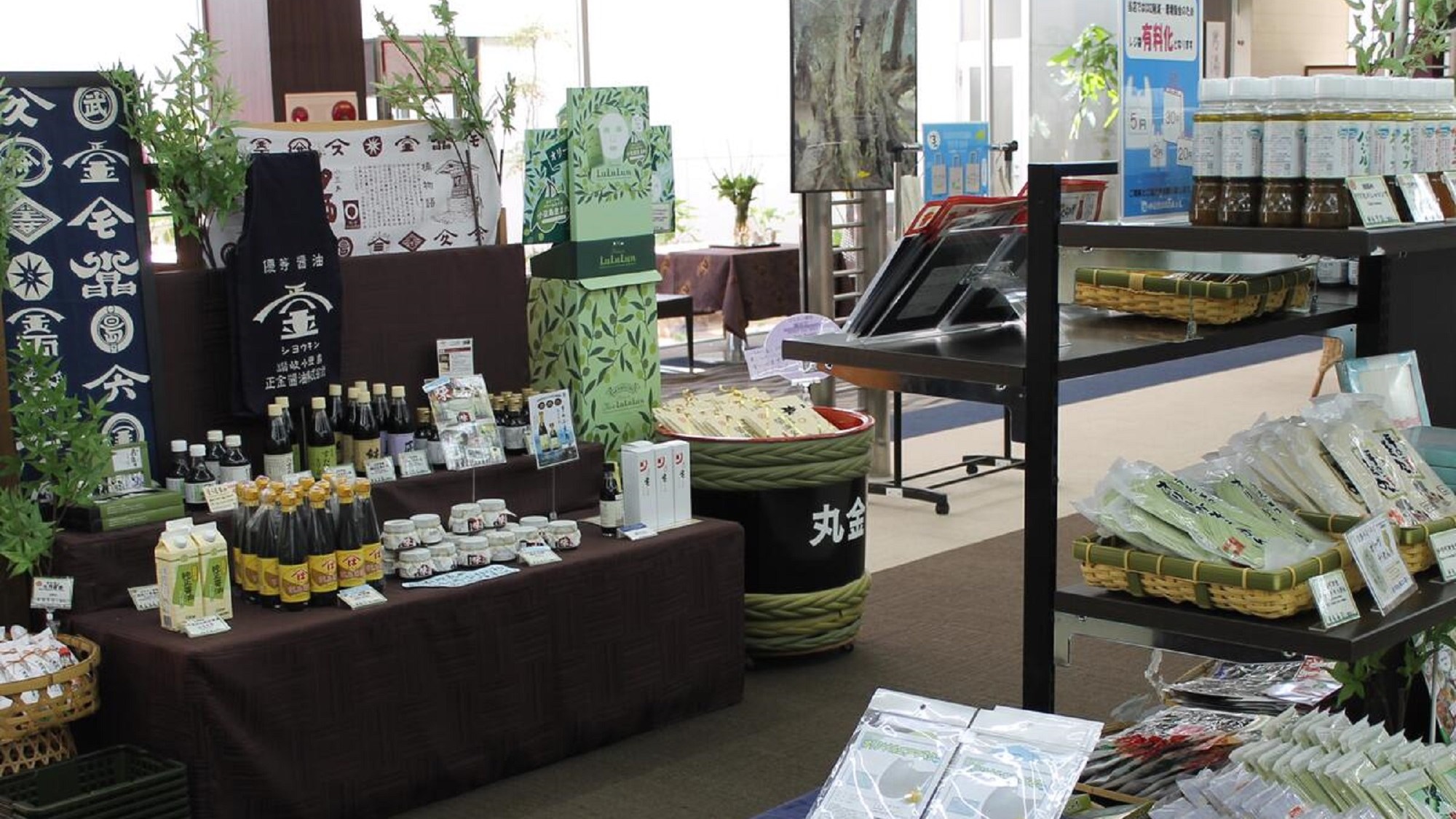 1階売店ではオリーブオイルや醤油など小豆島の名産を販売しています。