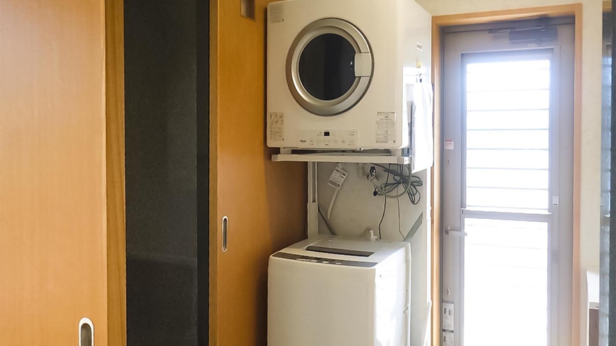 ・室内には長期滞在に嬉しい洗濯機とガス乾燥機を完備◎　