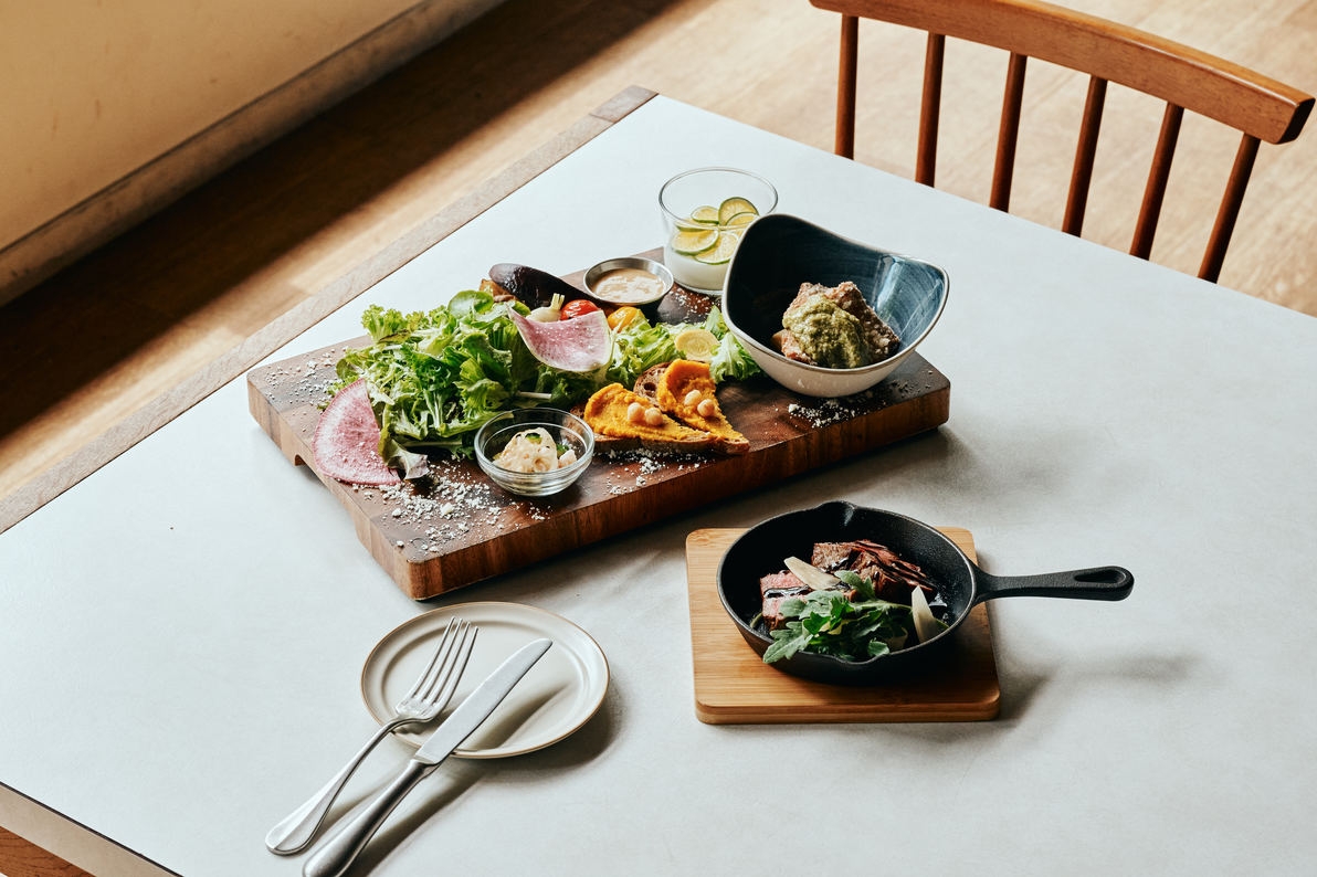 【リッチな気分に】地元食材を使ったご褒美ディナー ＆ 多彩なビュッフェ朝食付プラン- 2食付