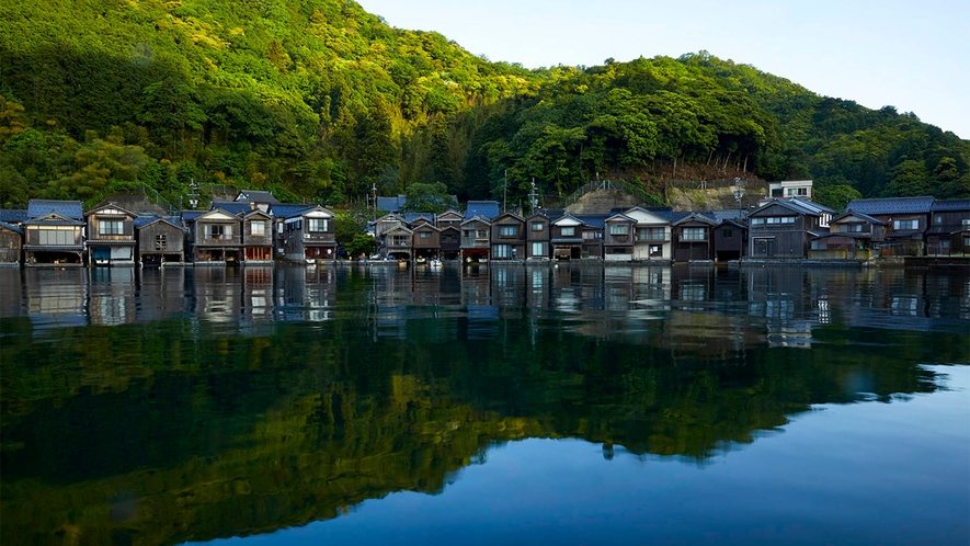 ・凪いだ水面に映る舟屋群はいつまでも見ていられる美しさ