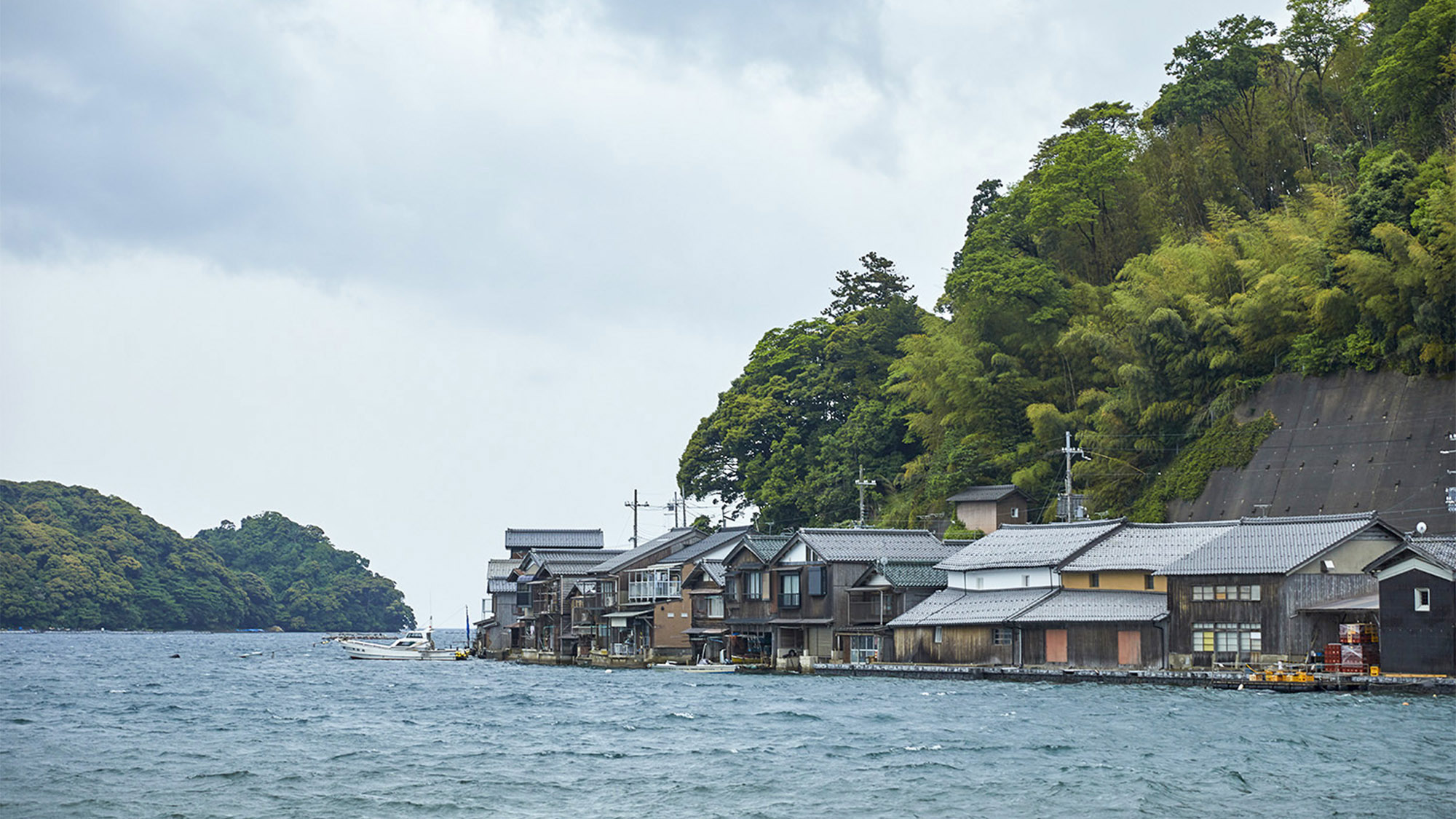 ・伊根町は日本で一番海に近いといわれる舟屋のまちです