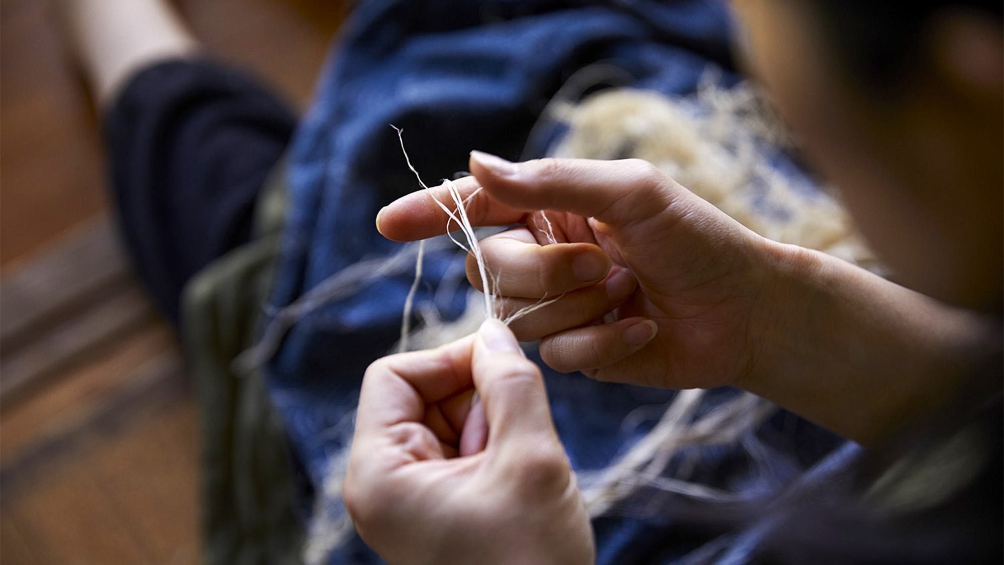 ・自然の素材から糸を作る昔ながらの手仕事