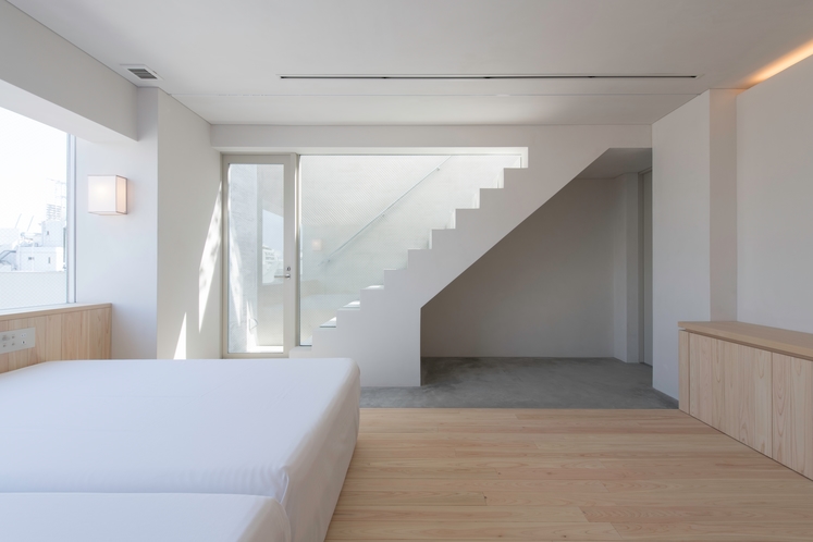 階段も自然採光を有効活用し、客室デザインに溶け込むように設置しました。